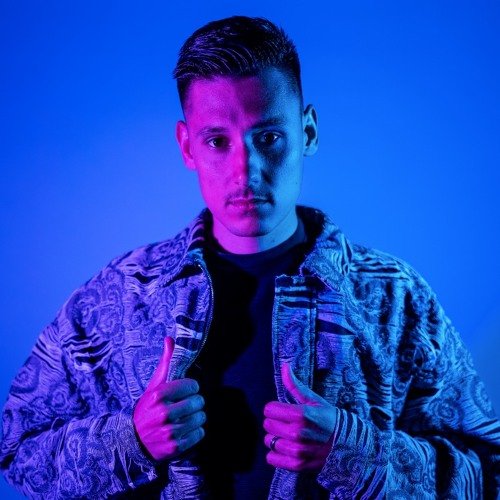 Portrait de Sander en lumière bleue