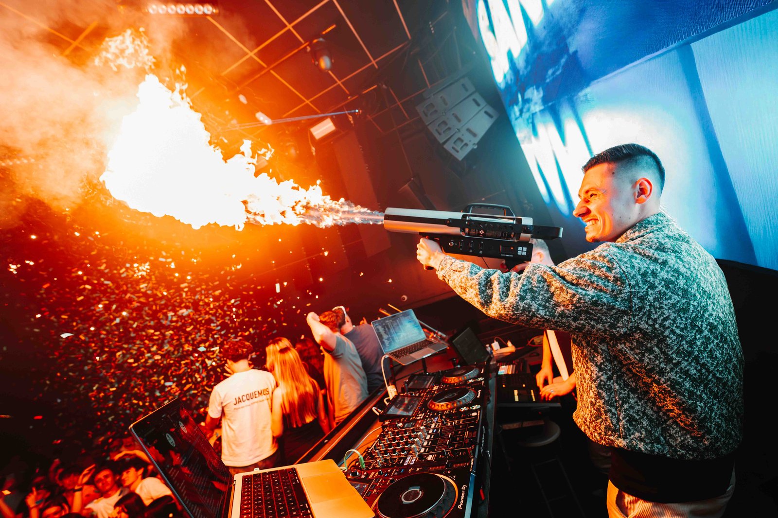 Sander mixant en club